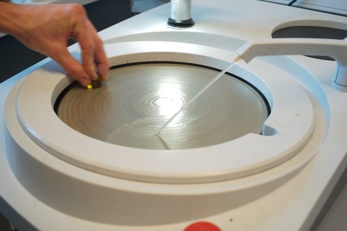 manual polishing of samples