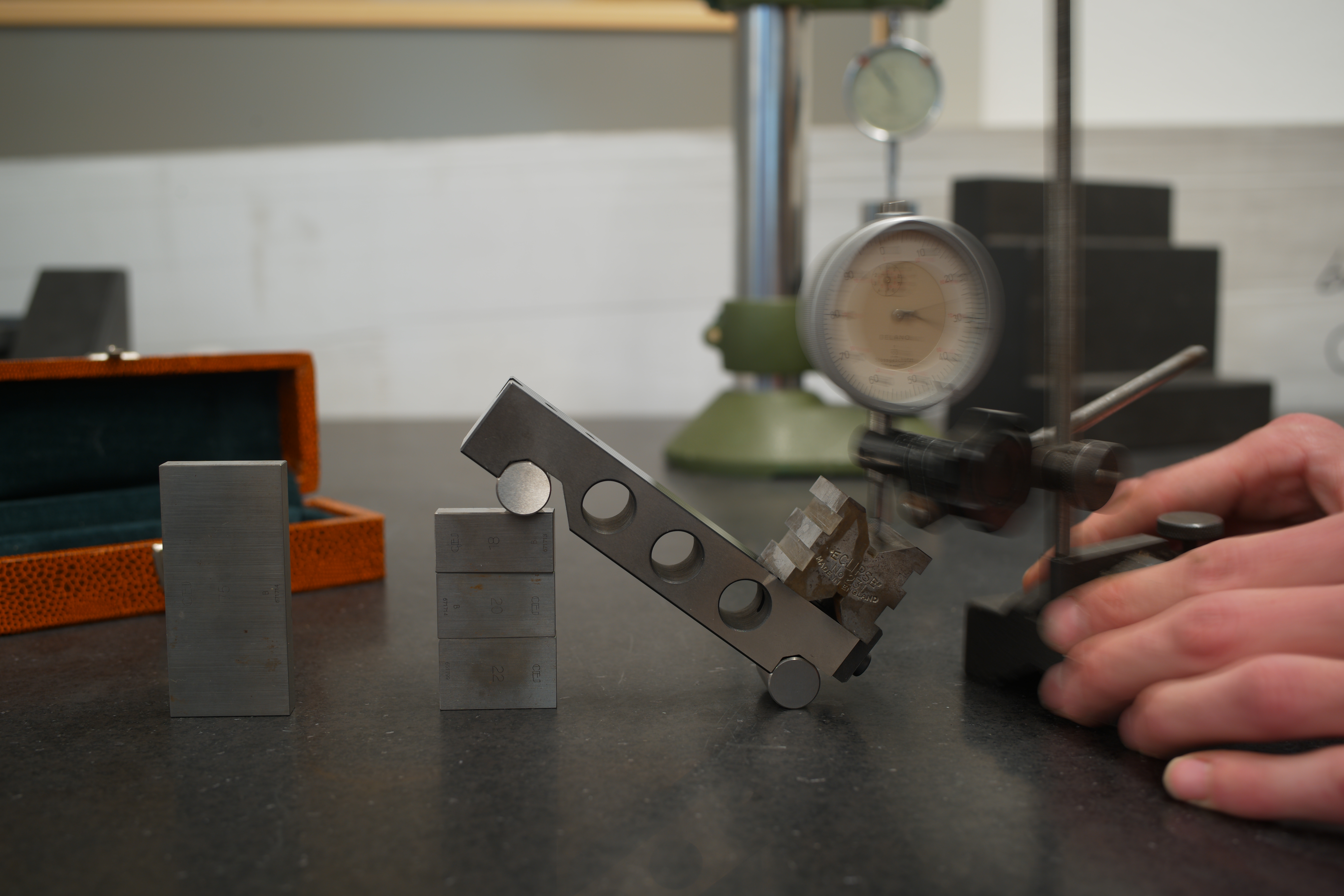 Measurement table with alignment prisms and micrometer